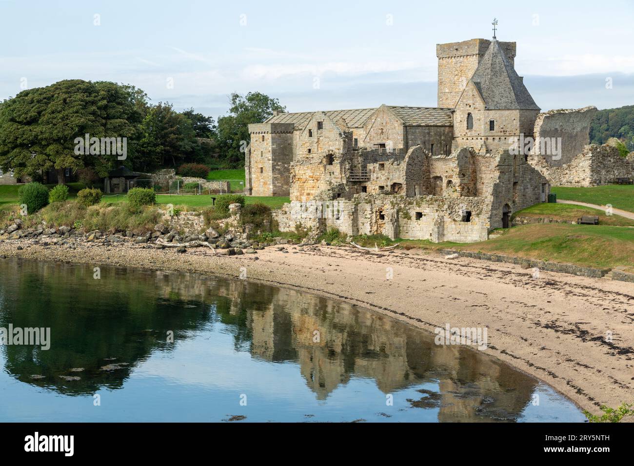 L'abbazia di Inchcolm sull'isola di Inchcolm, anche se in rovina, è il complesso monastico meglio conservato in Scozia Foto Stock