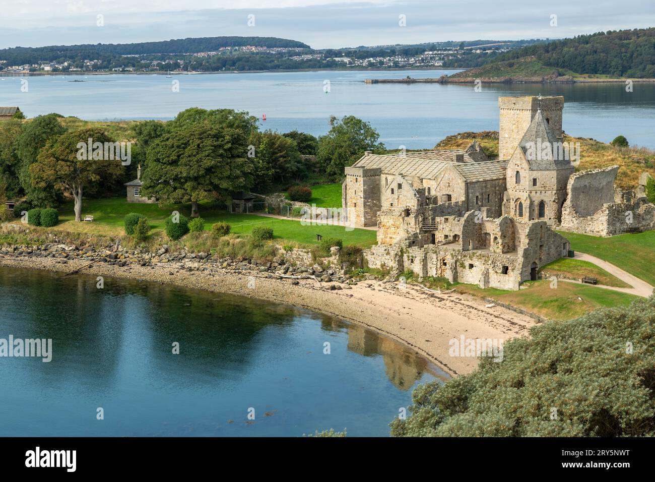 L'abbazia di Inchcolm, anche se in rovina, è il complesso monastico meglio conservato in Scozia Foto Stock