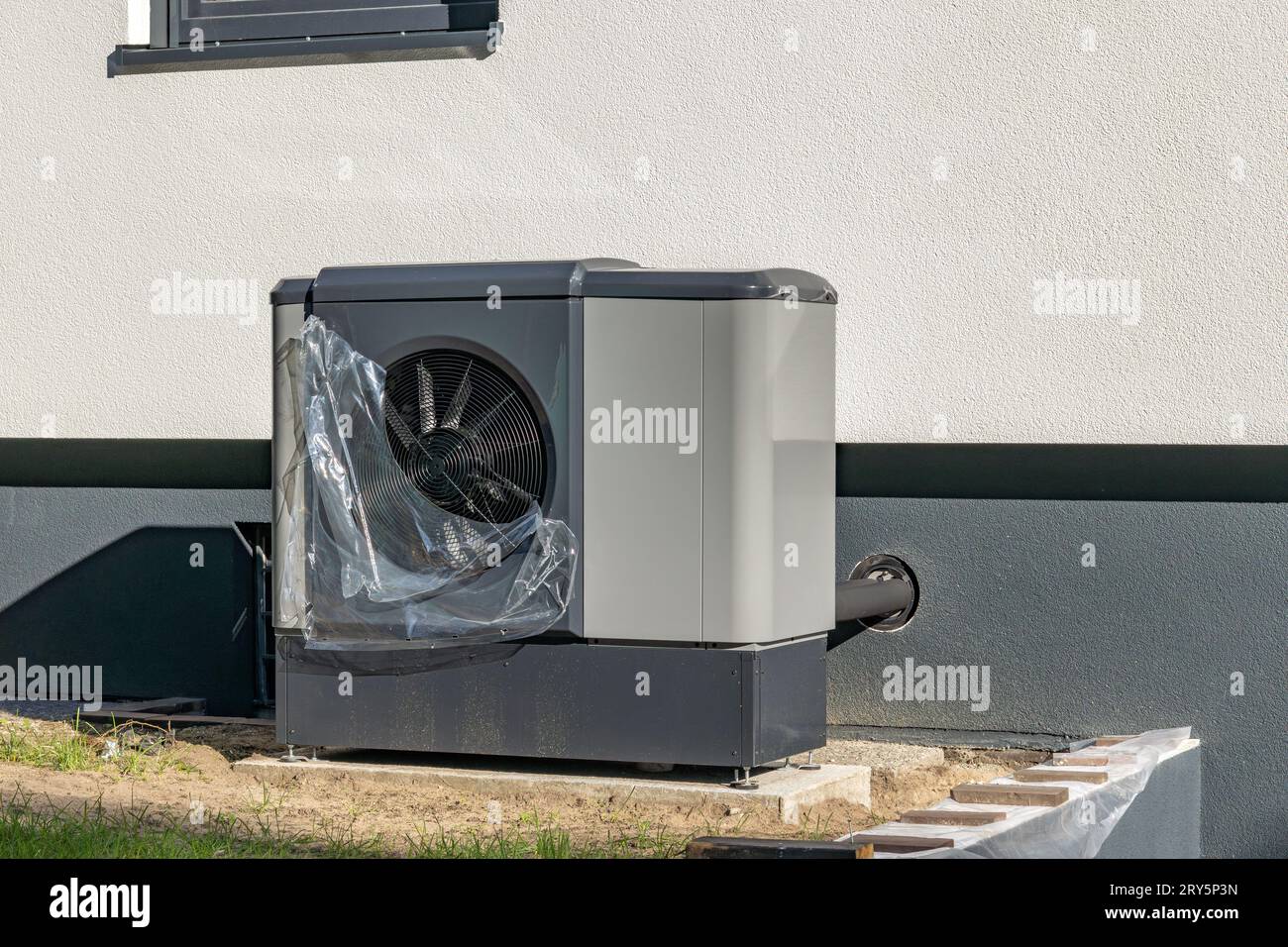 nuova pompa di calore in una casa unifamiliare Foto Stock