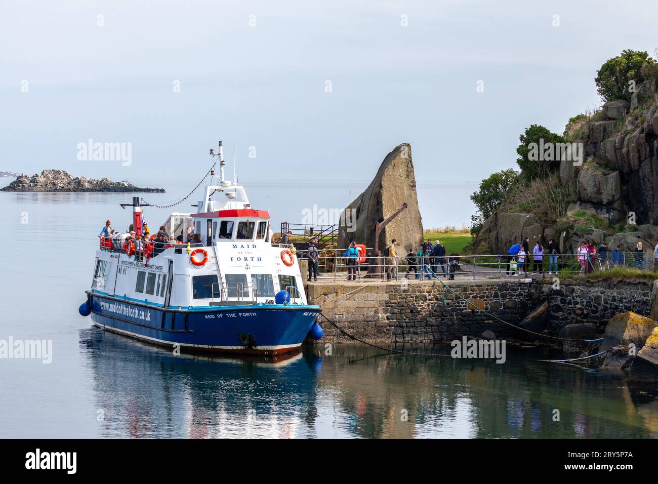 Maid of the Forth Boat lungo il porto sull'Isola Inchcolm nel Firth of Forth. Foto Stock