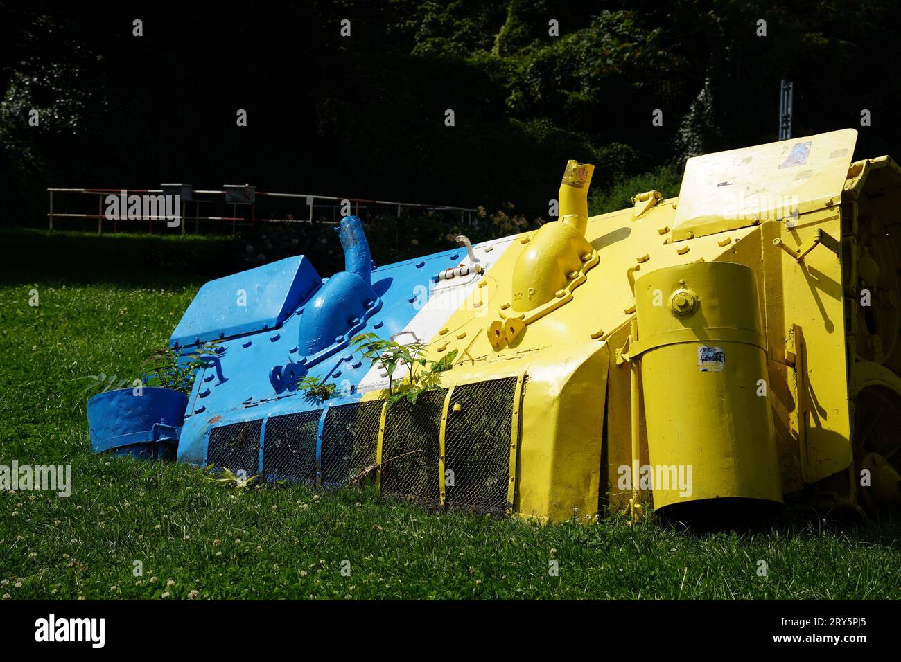 Installazione artistica della parte posteriore di un carro armato che affonda nel terreno a Praga in Piazza Kinsky. Un ricordo dell'occupazione della Repubblica Ceca Foto Stock