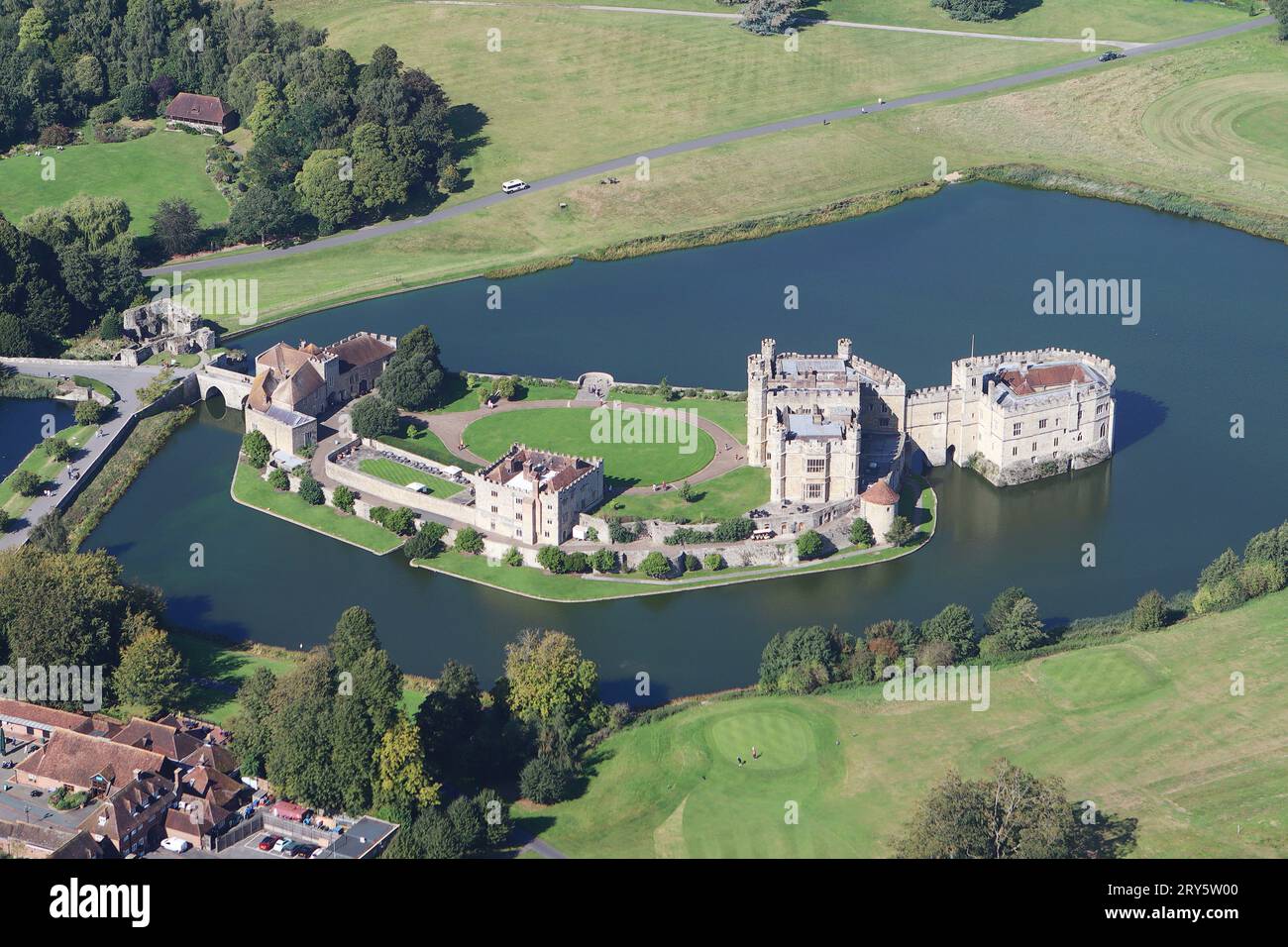 Castello di Leeds vicino Maidstone nel Kent from the Air Foto Stock