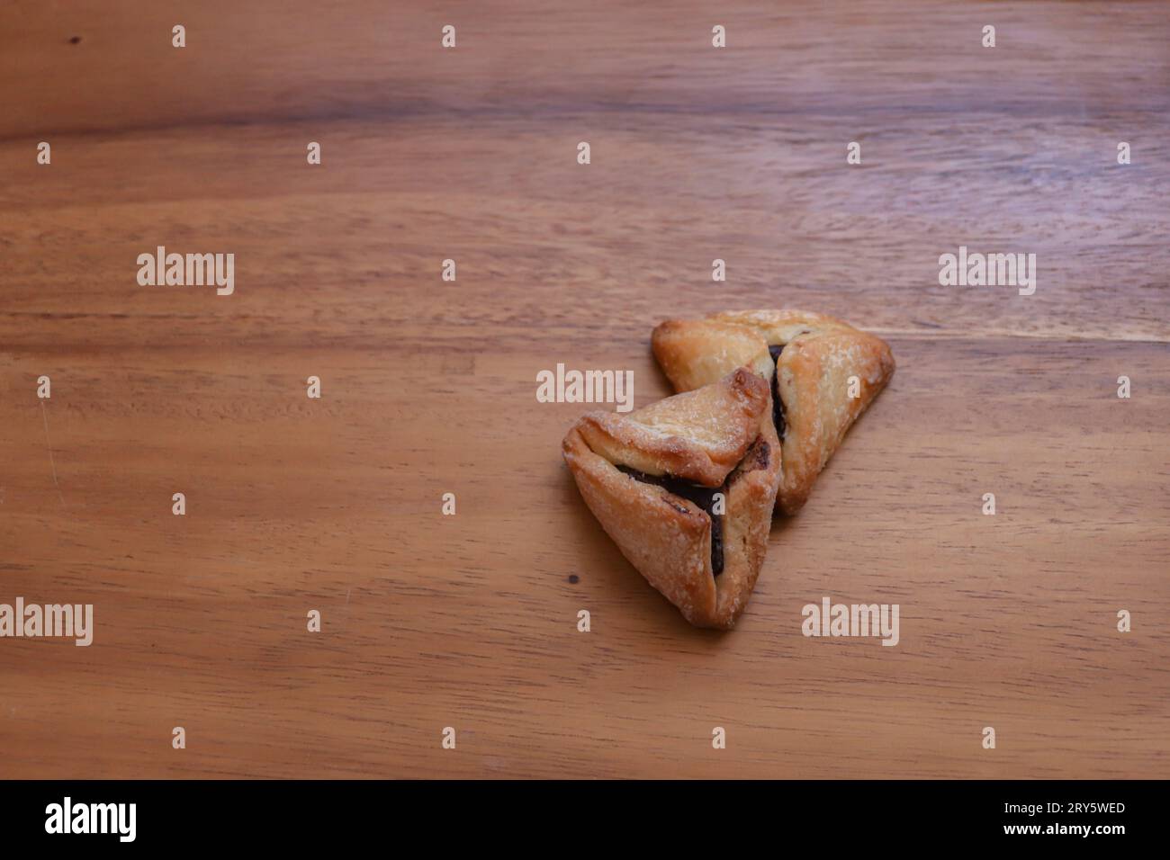 Hamantash (Ozen Haman), una pasticceria triangolare ebraica aschenazita consumata tradizionalmente durante la festa Purim. Spazio negativo, spazio di testo vuoto Foto Stock