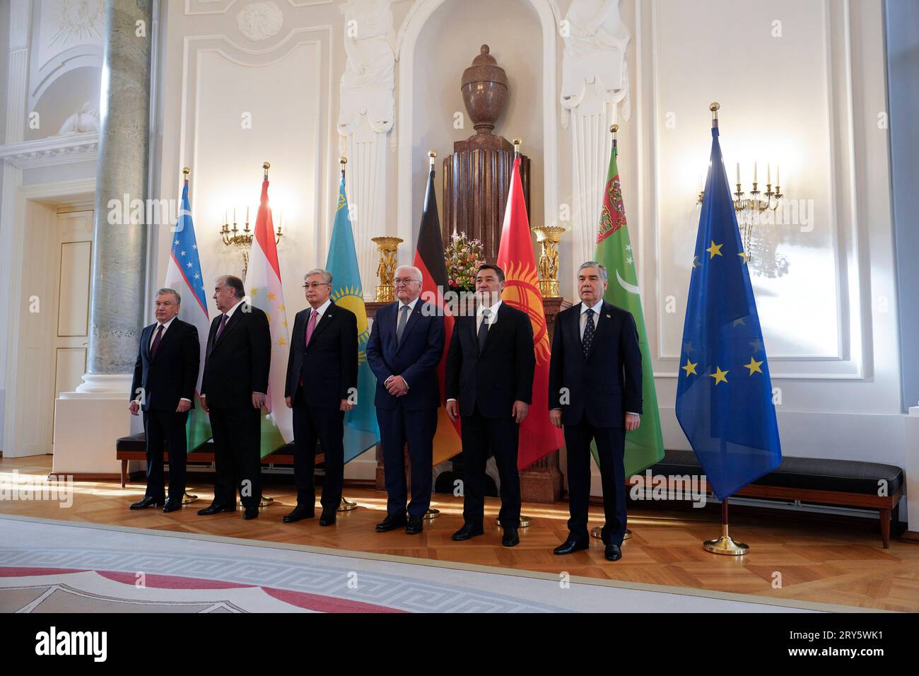 Gruppenbild, Staatsbesuch, Bundespräsident Frank-Walter Steinmeier, Präsidenten Bundespräsident Frank-Walter Steinmeier empfängt die Präsidenten von Kasachstan, Kassim-Schomart Tokajew Kirgisistan, Sadyr Dschaparow Tadschikistan, Emomali Rahmon Turkmenistan, Serdar Berdimuhamedow und Usbekistan, Shawkat Mirsijojew im Schloss Bellevue, Grppenmeier Berlin * Berlin, Walter Steinmeier, Berlin presidenti il presidente federale Frank Walter Steinmeier riceve i presidenti del Kazakistan, Kassim Shomart Tokayev Kirghizistan, Sadyr Dzhaparov Tagikistan, Emom Foto Stock