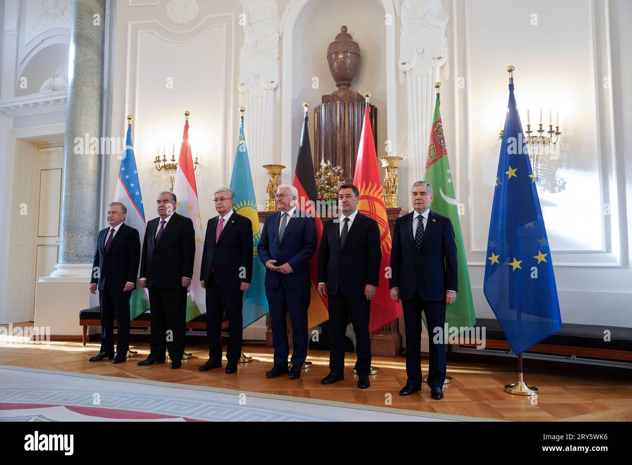 Gruppenbild, Staatsbesuch, Bundespräsident Frank-Walter Steinmeier, Präsidenten Bundespräsident Frank-Walter Steinmeier empfängt die Präsidenten von Kasachstan, Kassim-Schomart Tokajew Kirgisistan, Sadyr Dschaparow Tadschikistan, Emomali Rahmon Turkmenistan, Serdar Berdimuhamedow und Usbekistan, Shawkat Mirsijojew im Schloss Bellevue, Grppenmeier Berlin * Berlin, Walter Steinmeier, Berlin presidenti il presidente federale Frank Walter Steinmeier riceve i presidenti del Kazakistan, Kassim Shomart Tokayev Kirghizistan, Sadyr Dzhaparov Tagikistan, Emom Foto Stock