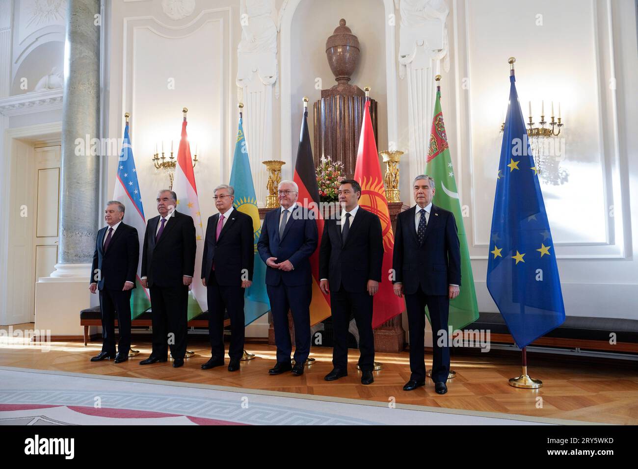 Gruppenbild, Staatsbesuch, Bundespräsident Frank-Walter Steinmeier, Präsidenten Bundespräsident Frank-Walter Steinmeier empfängt die Präsidenten von Kasachstan, Kassim-Schomart Tokajew Kirgisistan, Sadyr Dschaparow Tadschikistan, Emomali Rahmon Turkmenistan, Serdar Berdimuhamedow und Usbekistan, Shawkat Mirsijojew im Schloss Bellevue, Grppenmeier Berlin * Berlin, Walter Steinmeier, Berlin presidenti il presidente federale Frank Walter Steinmeier riceve i presidenti del Kazakistan, Kassim Shomart Tokayev Kirghizistan, Sadyr Dzhaparov Tagikistan, Emom Foto Stock