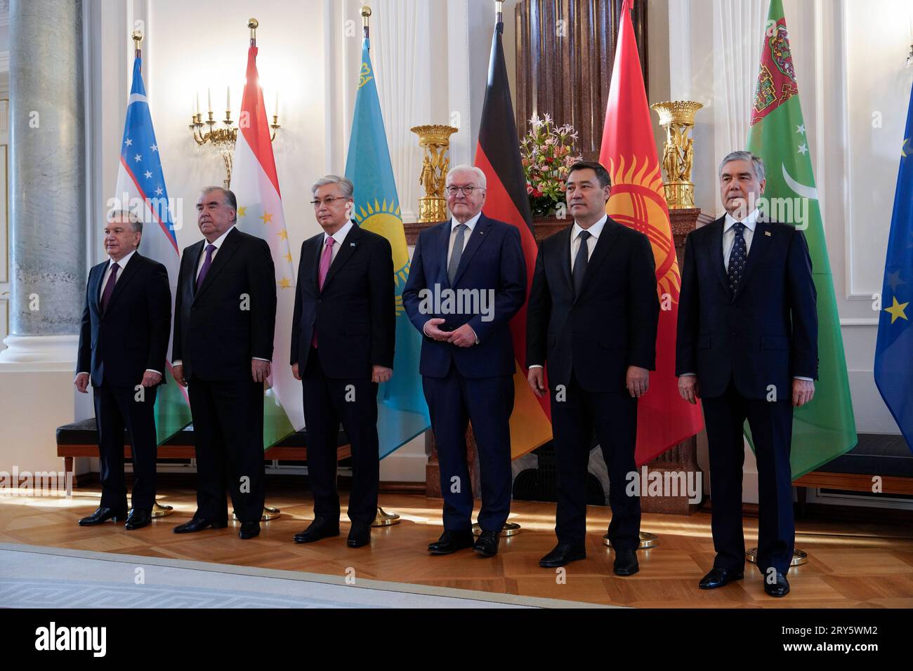 Gruppenbild, Staatsbesuch, Bundespräsident Frank-Walter Steinmeier, Präsidenten Bundespräsident Frank-Walter Steinmeier empfängt die Präsidenten von Kasachstan, Kassim-Schomart Tokajew Kirgisistan, Sadyr Dschaparow Tadschikistan, Emomali Rahmon Turkmenistan, Serdar Berdimuhamedow und Usbekistan, Shawkat Mirsijojew im Schloss Bellevue, Grppenmeier Berlin * Berlin, Walter Steinmeier, Berlin presidenti il presidente federale Frank Walter Steinmeier riceve i presidenti del Kazakistan, Kassim Shomart Tokayev Kirghizistan, Sadyr Dzhaparov Tagikistan, Emom Foto Stock