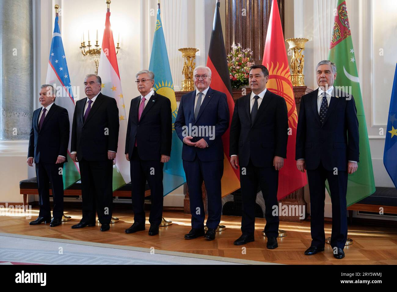 Gruppenbild, Staatsbesuch, Bundespräsident Frank-Walter Steinmeier, Präsidenten Bundespräsident Frank-Walter Steinmeier empfängt die Präsidenten von Kasachstan, Kassim-Schomart Tokajew Kirgisistan, Sadyr Dschaparow Tadschikistan, Emomali Rahmon Turkmenistan, Serdar Berdimuhamedow und Usbekistan, Shawkat Mirsijojew im Schloss Bellevue, Grppenmeier Berlin * Berlin, Walter Steinmeier, Berlin presidenti il presidente federale Frank Walter Steinmeier riceve i presidenti del Kazakistan, Kassim Shomart Tokayev Kirghizistan, Sadyr Dzhaparov Tagikistan, Emom Foto Stock