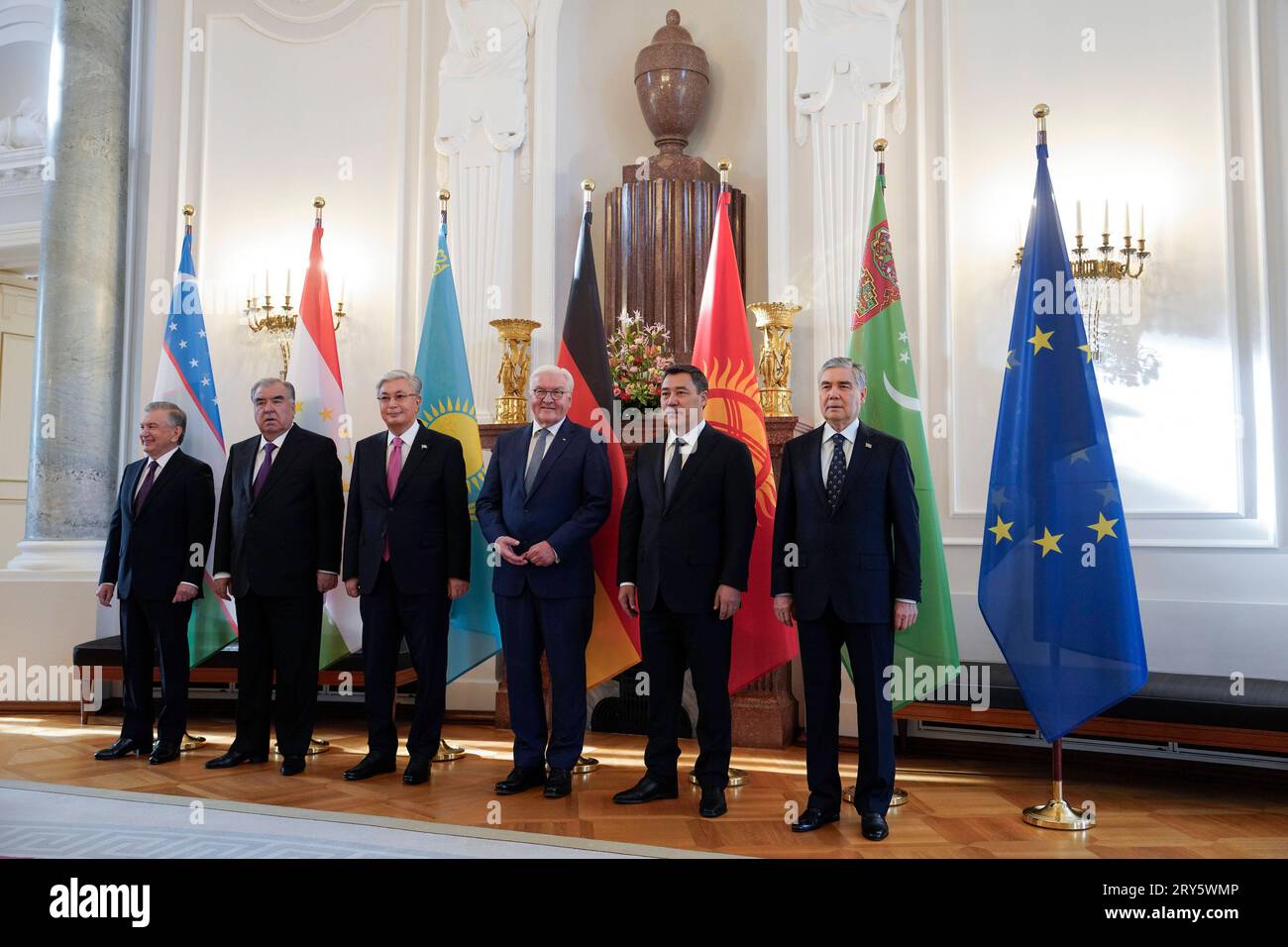 Gruppenbild, Staatsbesuch, Bundespräsident Frank-Walter Steinmeier, Präsidenten Bundespräsident Frank-Walter Steinmeier empfängt die Präsidenten von Kasachstan, Kassim-Schomart Tokajew Kirgisistan, Sadyr Dschaparow Tadschikistan, Emomali Rahmon Turkmenistan, Serdar Berdimuhamedow und Usbekistan, Shawkat Mirsijojew im Schloss Bellevue, Grppenmeier Berlin * Berlin, Walter Steinmeier, Berlin presidenti il presidente federale Frank Walter Steinmeier riceve i presidenti del Kazakistan, Kassim Shomart Tokayev Kirghizistan, Sadyr Dzhaparov Tagikistan, Emom Foto Stock