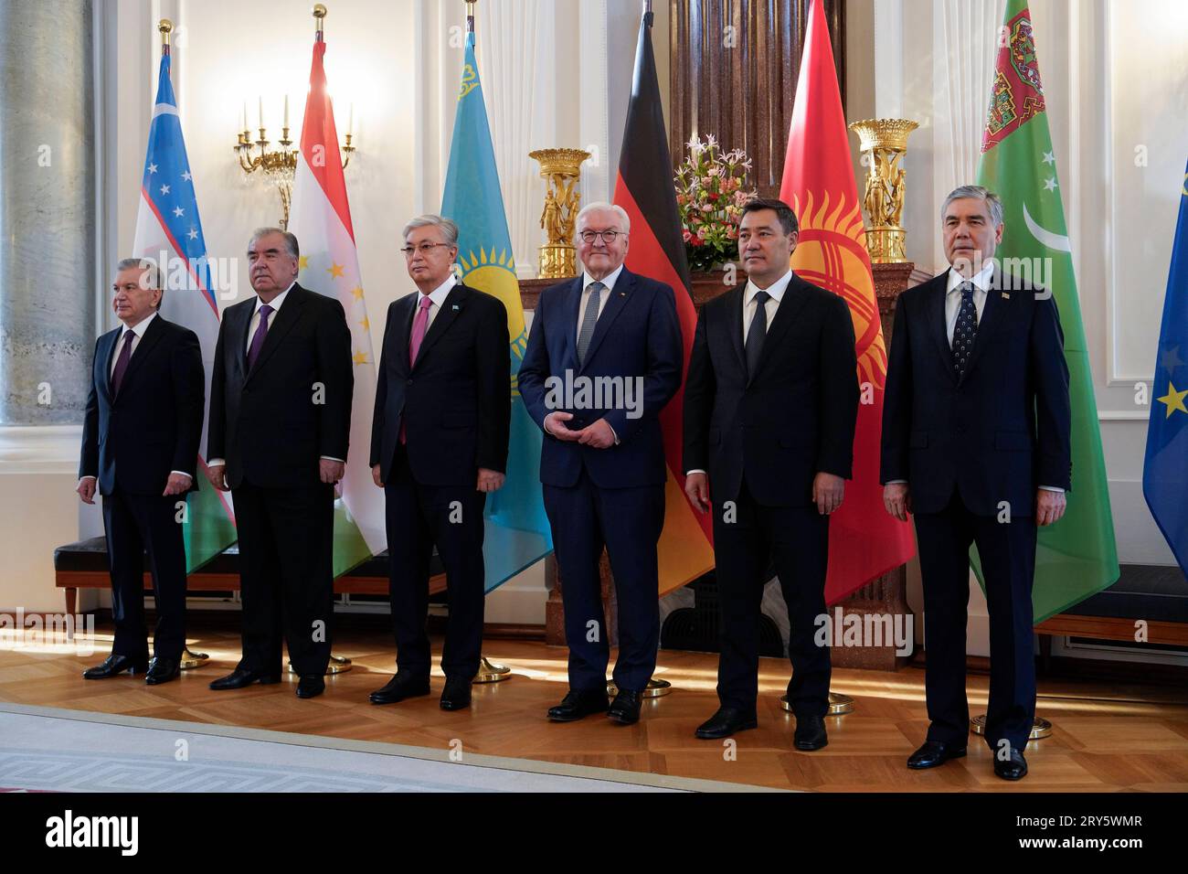 Gruppenbild, Staatsbesuch, Bundespräsident Frank-Walter Steinmeier, Präsidenten Bundespräsident Frank-Walter Steinmeier empfängt die Präsidenten von Kasachstan, Kassim-Schomart Tokajew Kirgisistan, Sadyr Dschaparow Tadschikistan, Emomali Rahmon Turkmenistan, Serdar Berdimuhamedow und Usbekistan, Shawkat Mirsijojew im Schloss Bellevue, Grppenmeier Berlin * Berlin, Walter Steinmeier, Berlin presidenti il presidente federale Frank Walter Steinmeier riceve i presidenti del Kazakistan, Kassim Shomart Tokayev Kirghizistan, Sadyr Dzhaparov Tagikistan, Emom Foto Stock