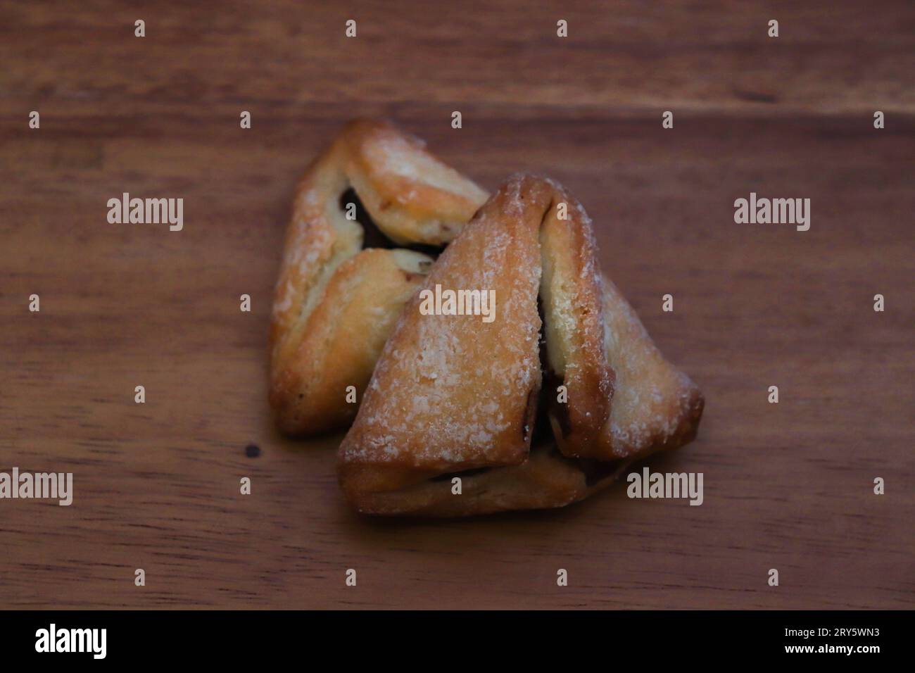 Hamantash (Ozen Haman), una pasticceria triangolare ebraica aschenazita consumata tradizionalmente durante la festa Purim. Concetto di vacanza e cibo Foto Stock