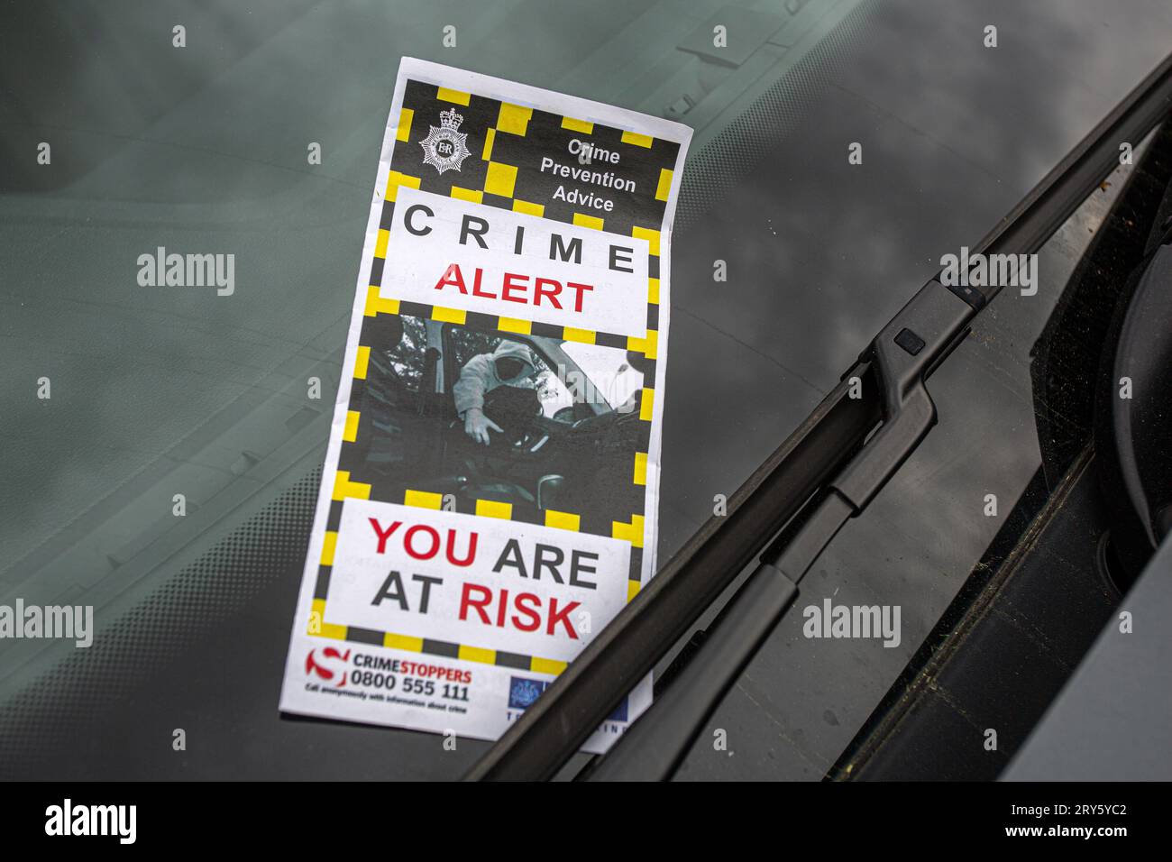 Consigli di prevenzione del crimine da parte della polizia . Volantino su parabrezza Crime Alert You Are Are Risk , Londra , Regno Unito. Foto Stock