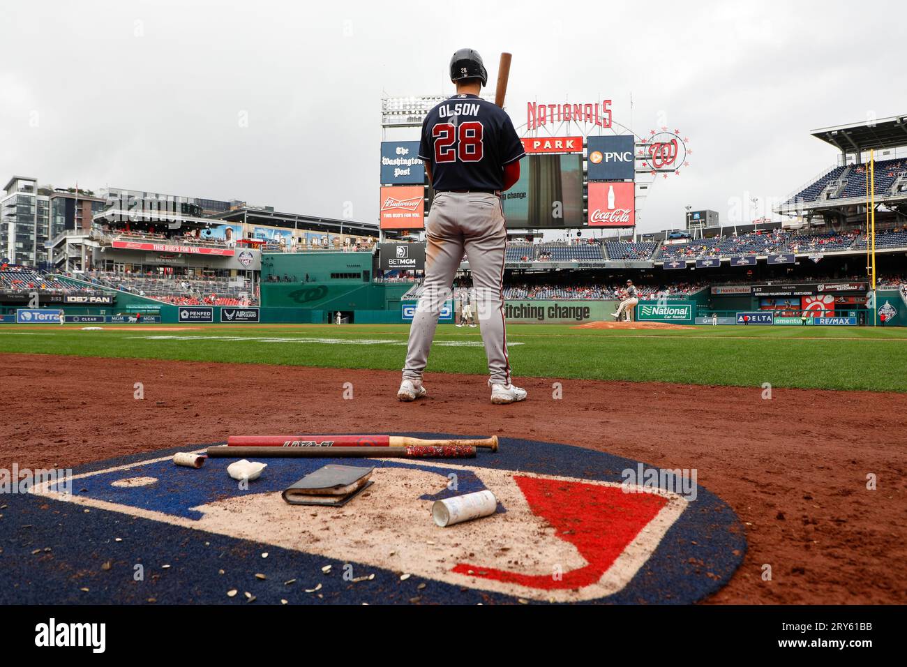 Gli Atlanta Braves hanno fatto il primo bagno Matt Olson (28) nel cerchio sul ponte durante la gara 1 di doppio colpo in una partita di stagione regolare tra gli Atlanta Brave Foto Stock