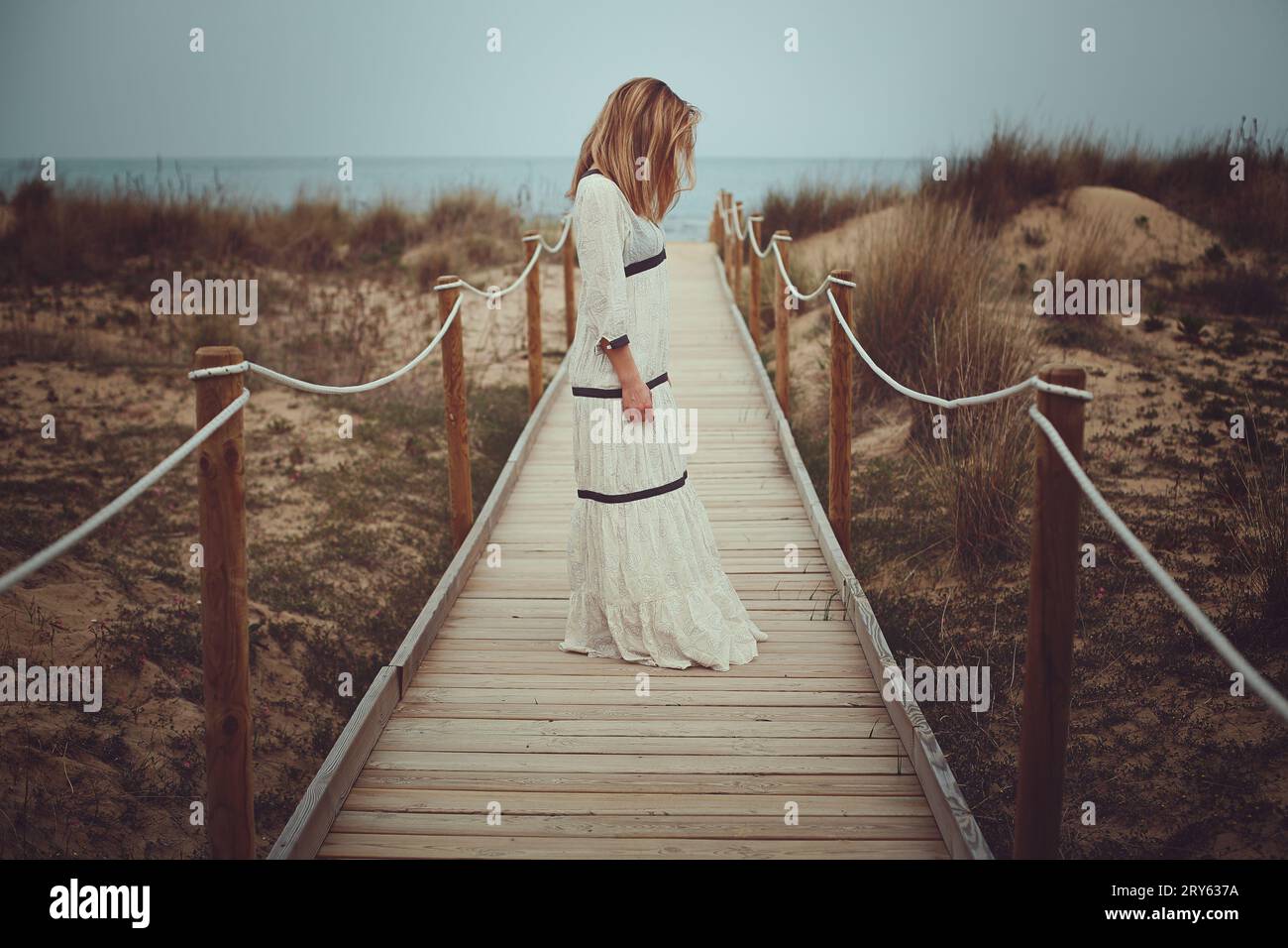 Donna su un sentiero per il mare Foto Stock