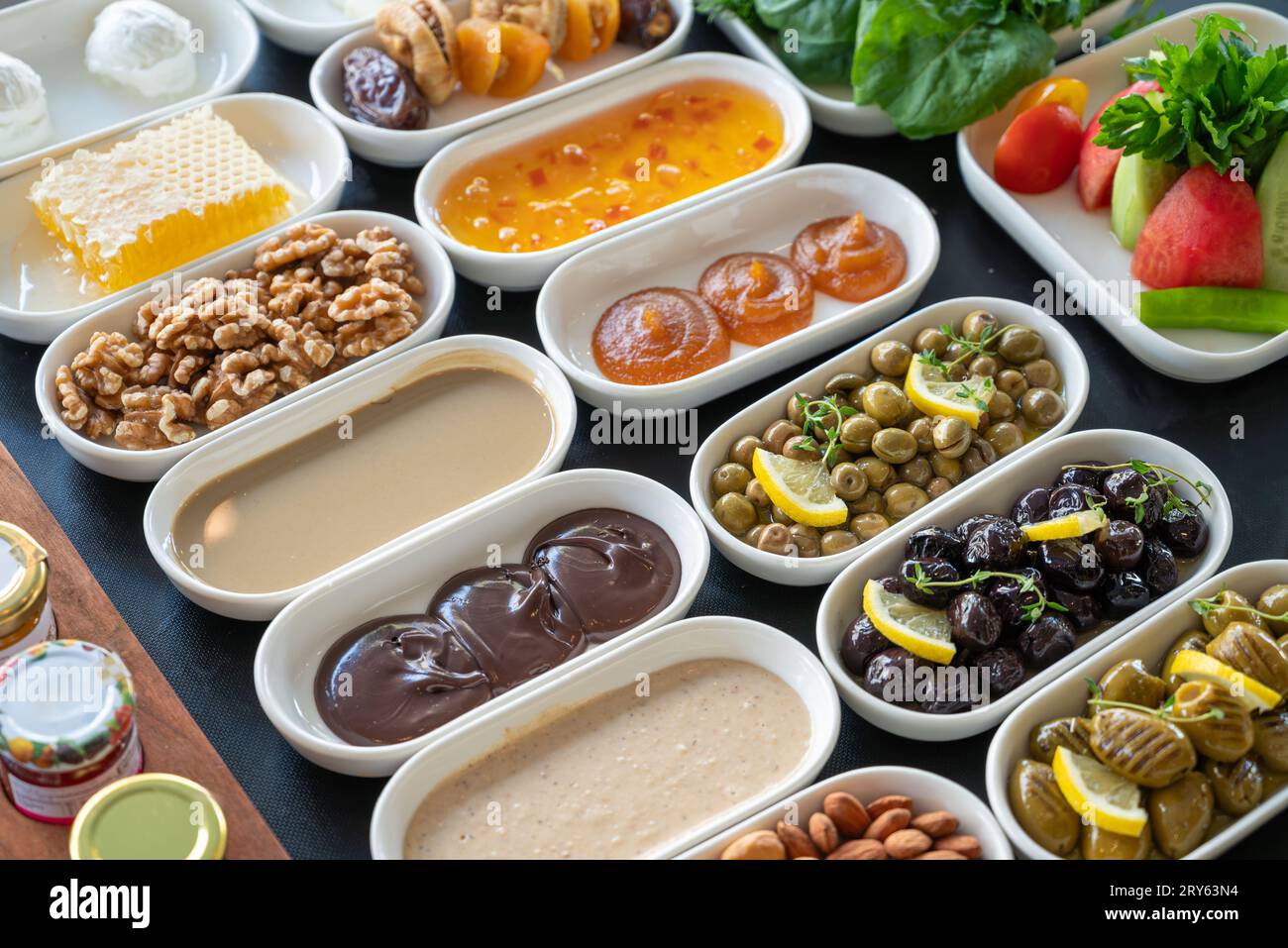 Turca tradizionale Colazione La colazione è servita con un tradizionale tè turco sul tavolo di legno Foto Stock