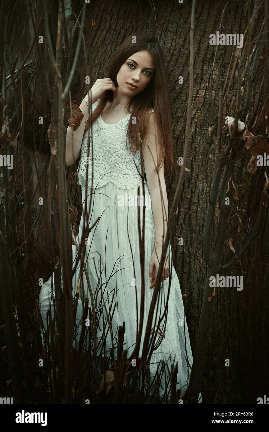 Donna che si posa nella sua prigione naturale Foto Stock
