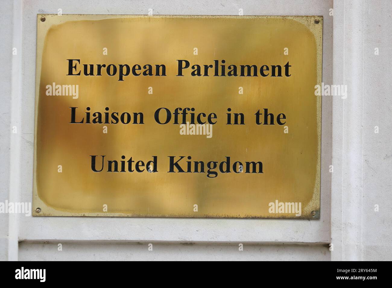 Cartello all'ingresso dell'Ufficio di collegamento del Parlamento europeo per il Regno Unito a Londra, Regno Unito Foto Stock