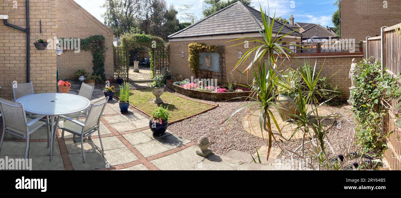 Un giardino all'inglese in una giornata di sole Foto Stock