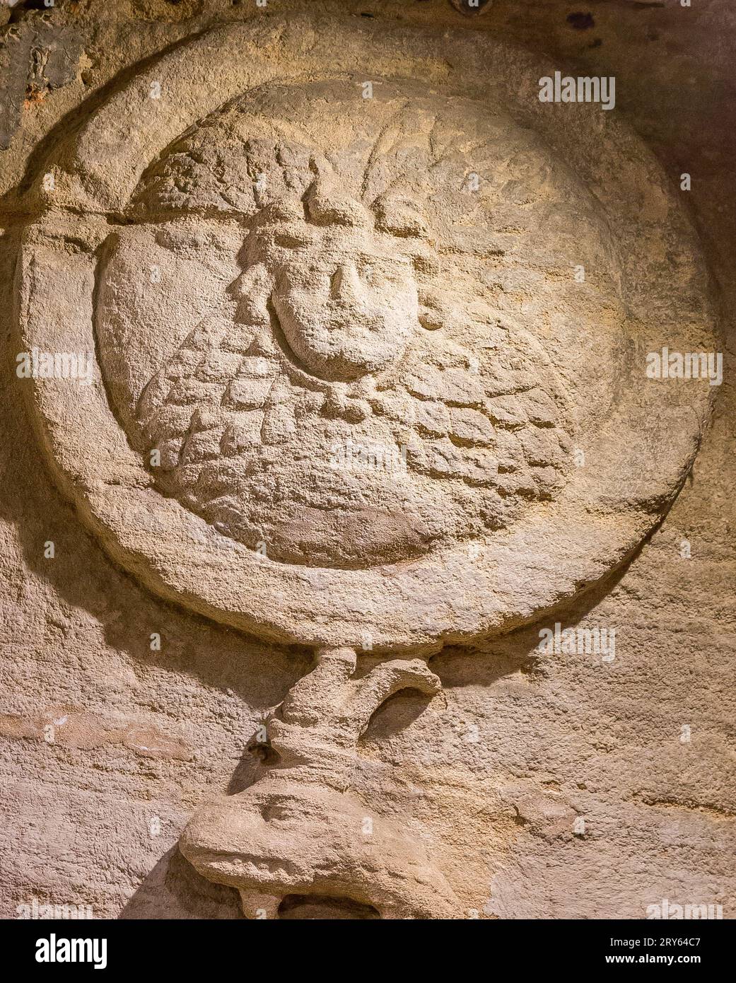 Necropoli di Kom el Shogafa, tomba principale, secondo portico: Testa di Medusa su scudo. Foto Stock
