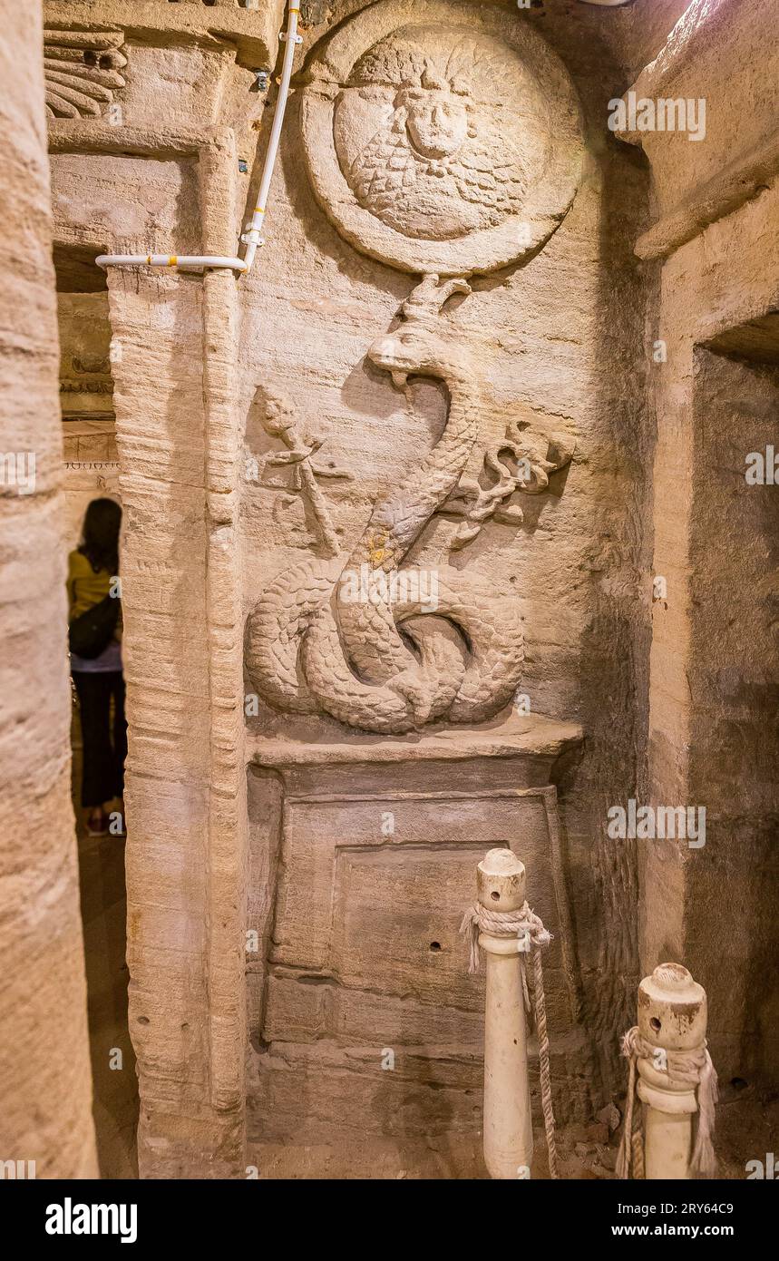 Necropoli di Kom el Shogafa, tomba principale, secondo portico: Serpente di Agatodaemon, con caduceo e scettri di Thyrsos e testa di Medusa. Foto Stock