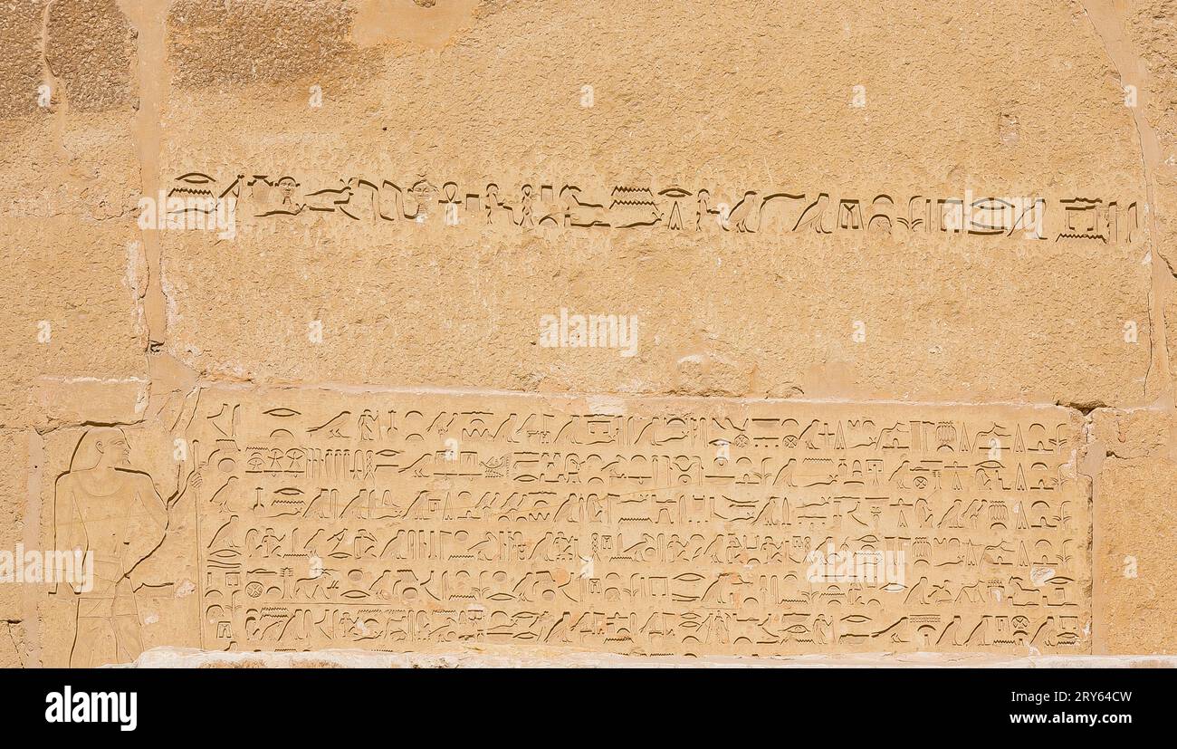 Egitto, Saqqara, tomba di Mehu, facciata, con un lungo testo di dedica. Foto Stock