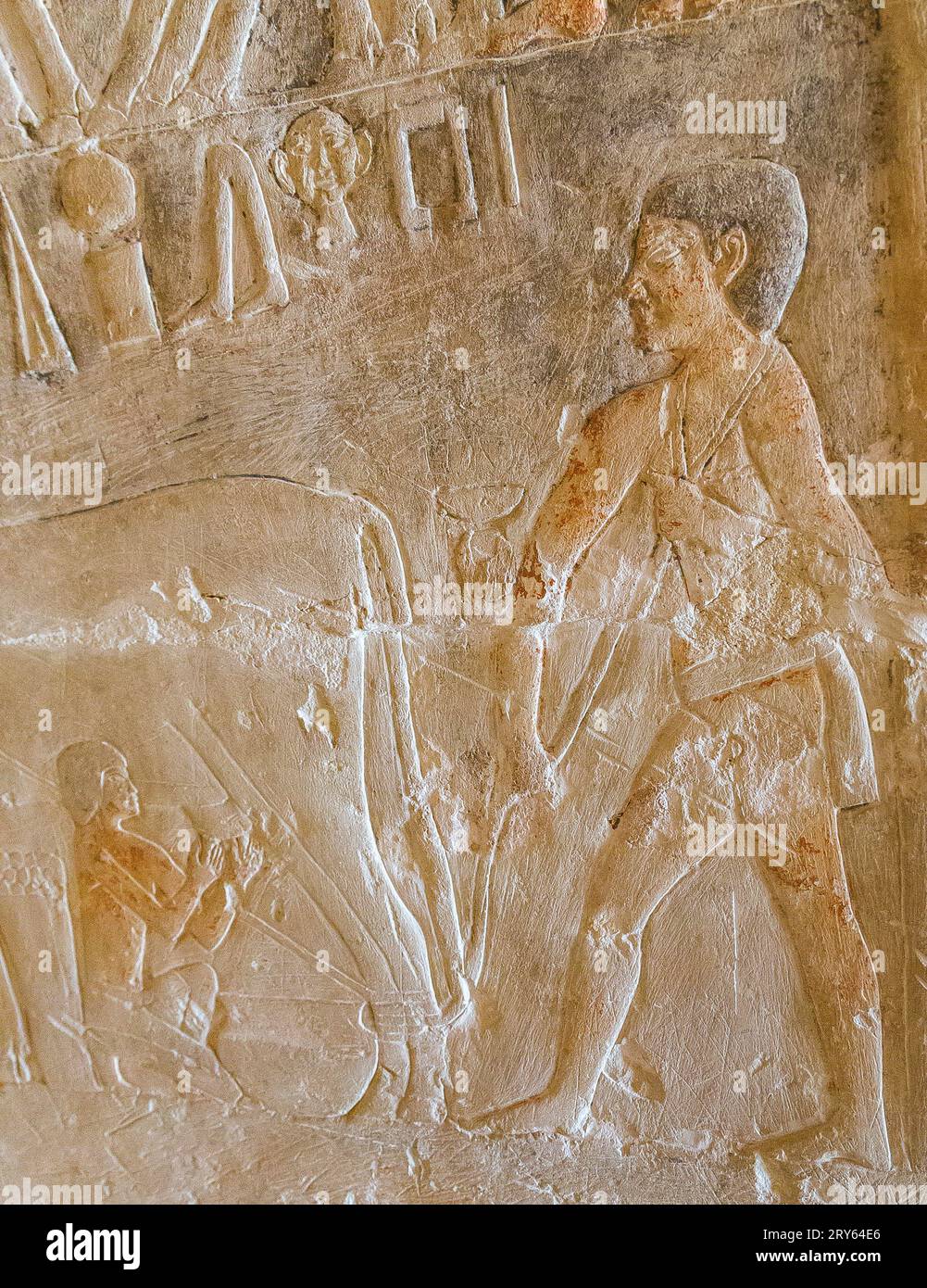 Egitto, Saqqara, tomba di Mehu, porta tra le prime 2 stanze, mucca attaccata per facilitare l'operazione di mungitura. Foto Stock