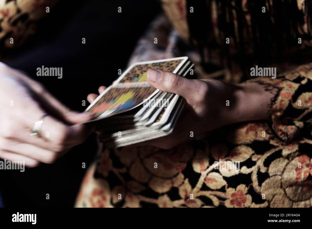 Primo piano di mani femminili che trattano da un mazzo di carte Tarocchi. Foto Stock