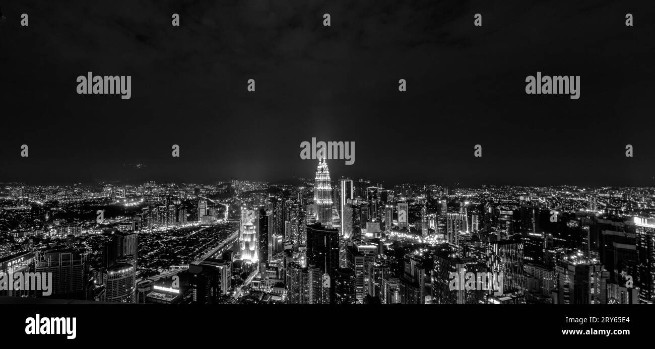 Kuala Lumpur, Malesia - luglio 27 2020: Lo skyline di Kuala Lumpur di notte. Foto Stock
