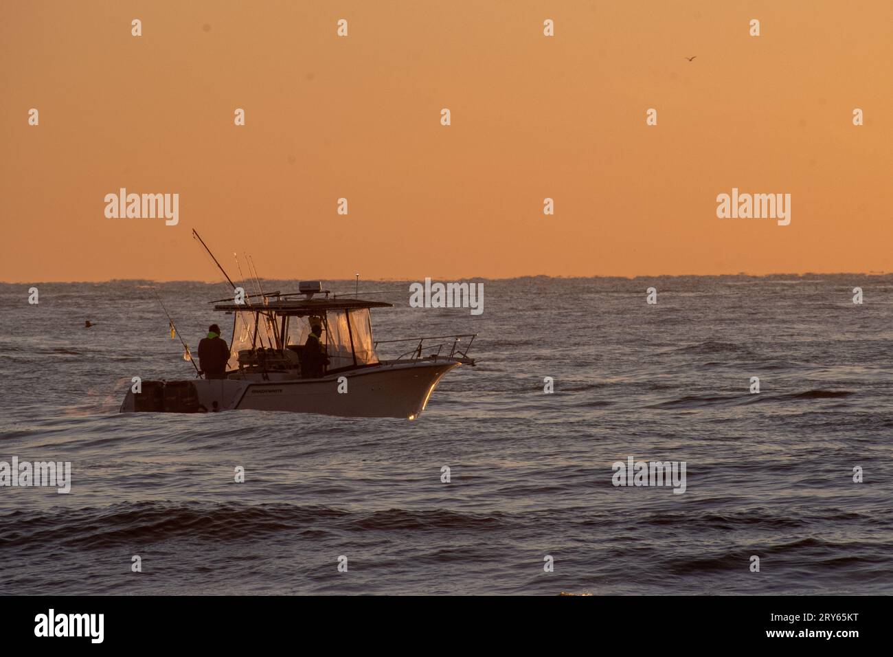 Barche da pesca vicino alla riva all'alba Foto Stock
