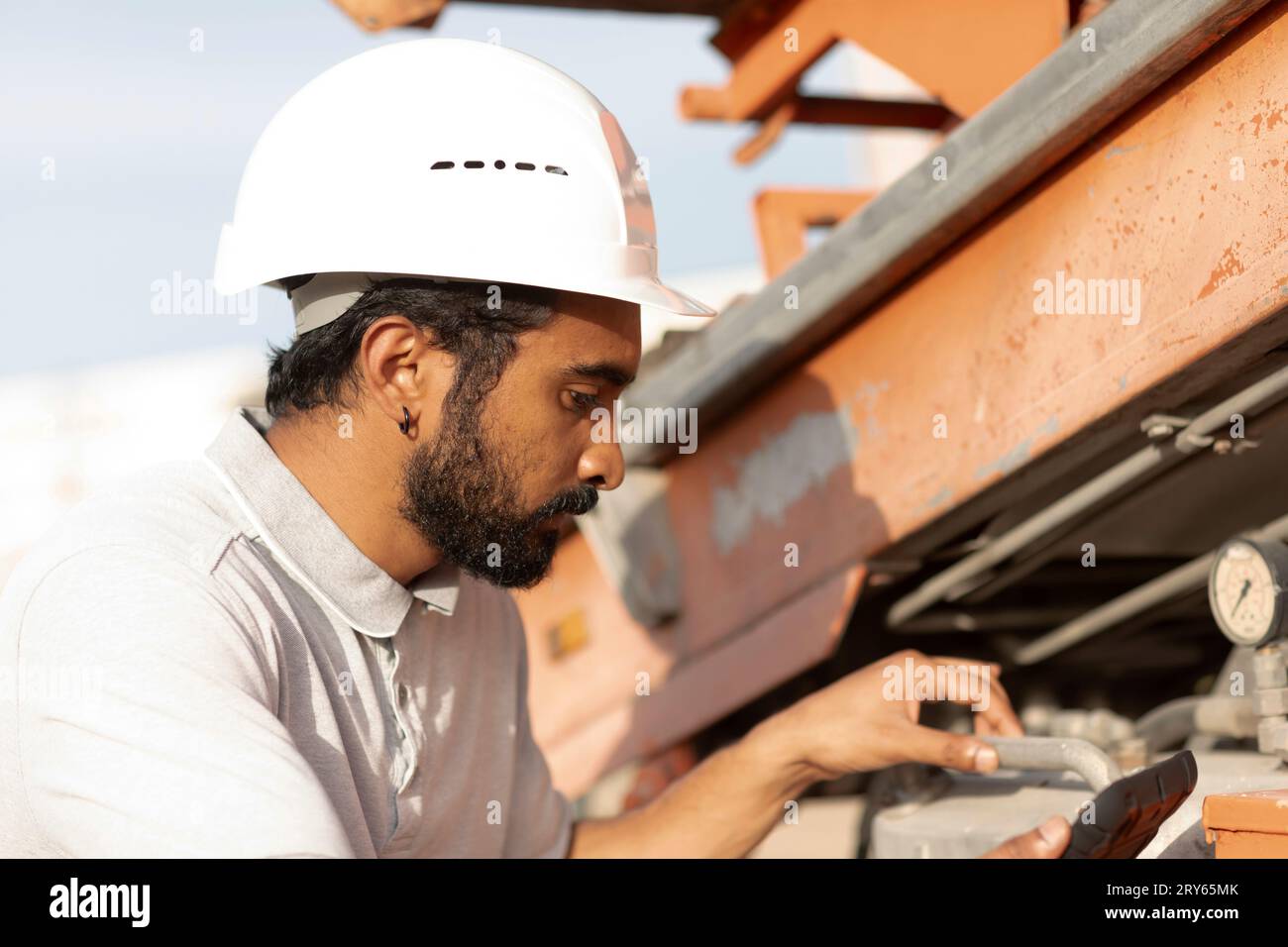 ingegnere con casco che lavora all'esterno Foto Stock