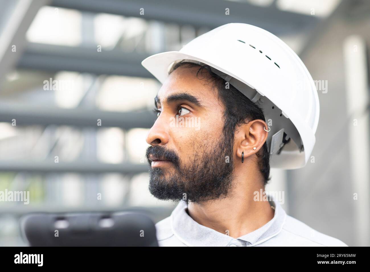 ingegnere con casco che lavora all'esterno Foto Stock