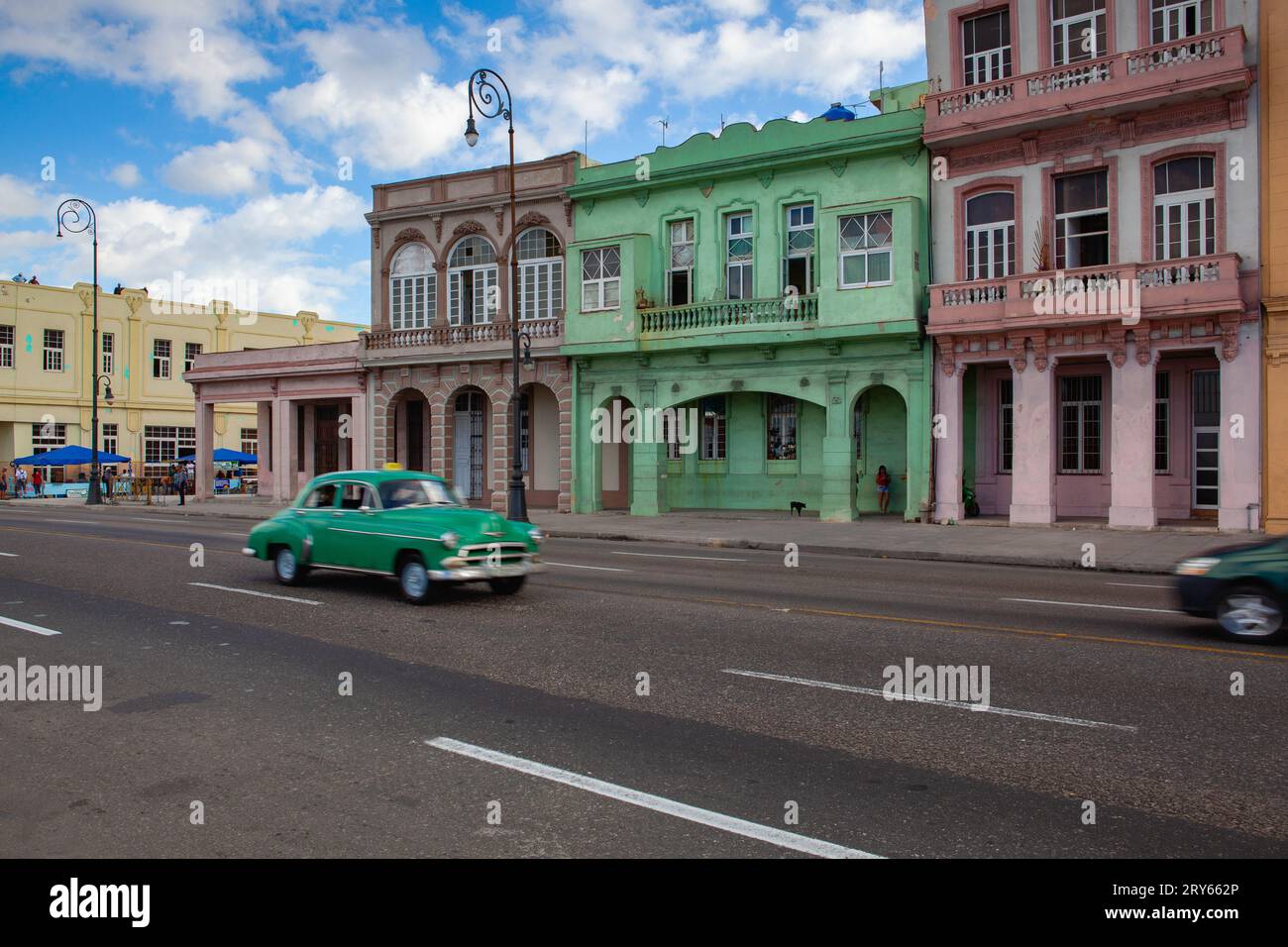 Havana Malecon, e' un'ampia spianata, una strada e una balena marina Foto Stock