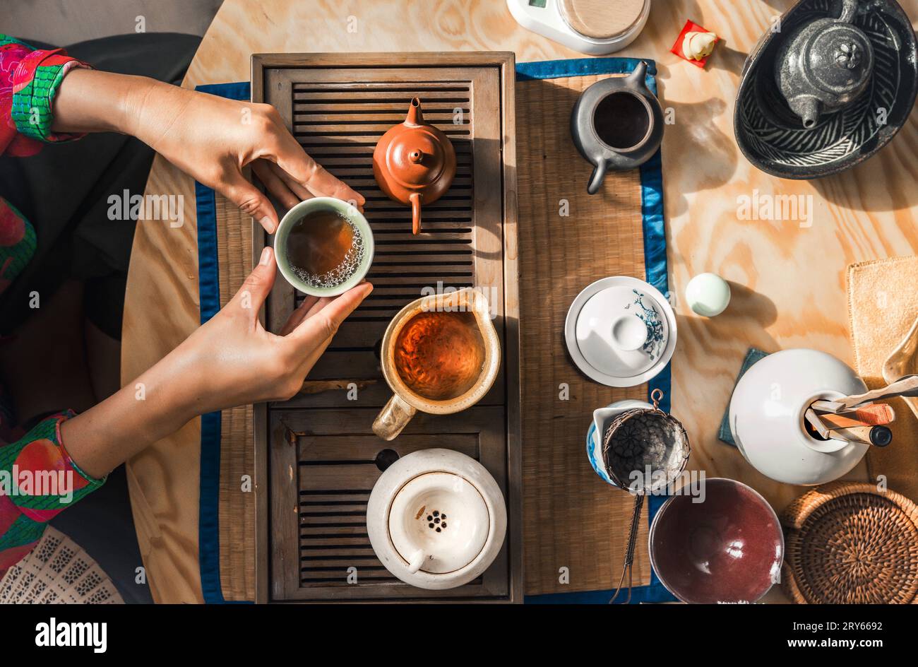 Donna che tiene delicatamente la sua tazza durante la cerimonia del tè Foto Stock
