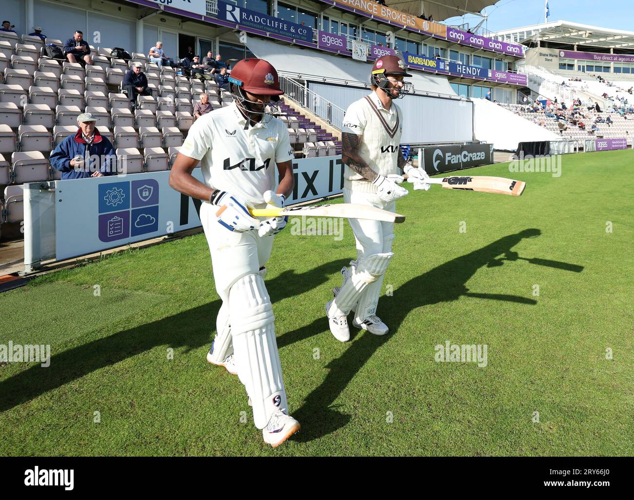 Sai Sudharsan di Surrey e Jordan Clark avanzano per battere davanti al quarto giorno della partita del campionato LV= Insurance County all'Ageas Bowl di Southampton. Data immagine: Venerdì 29 settembre 2023. Foto Stock