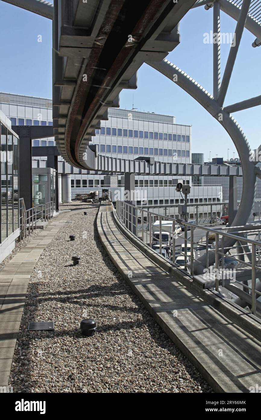 Ferrovia mono sopraelevata per lo Skytrain all'aeroporto di Dusseldorf in Germania Foto Stock