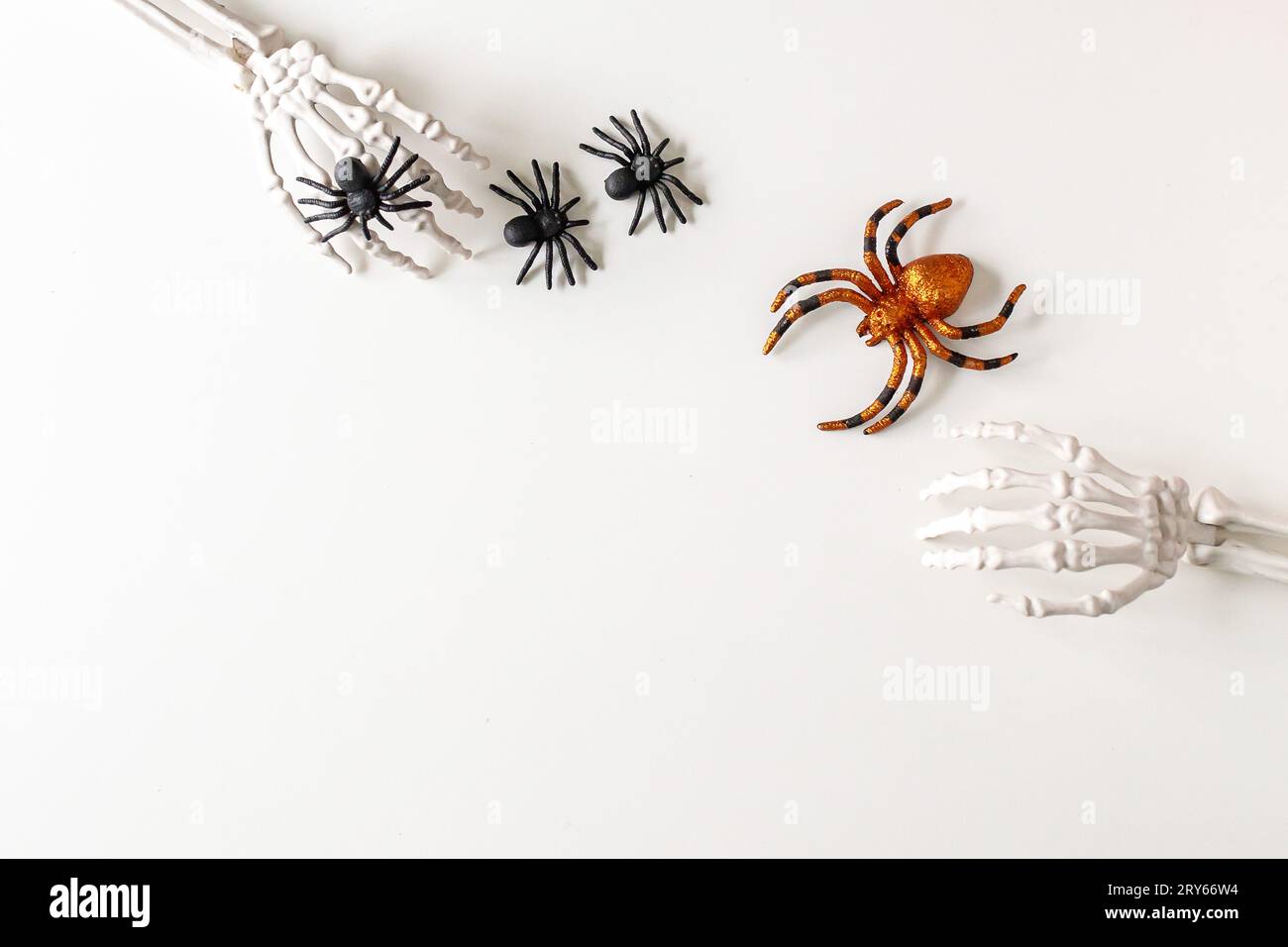 Fiocco di Halloween su sfondo bianco; spazio negativo Foto Stock