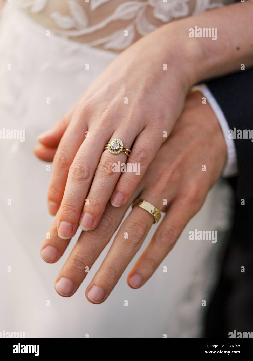 Sposa e sposo con anelli nuziali d'oro Foto Stock