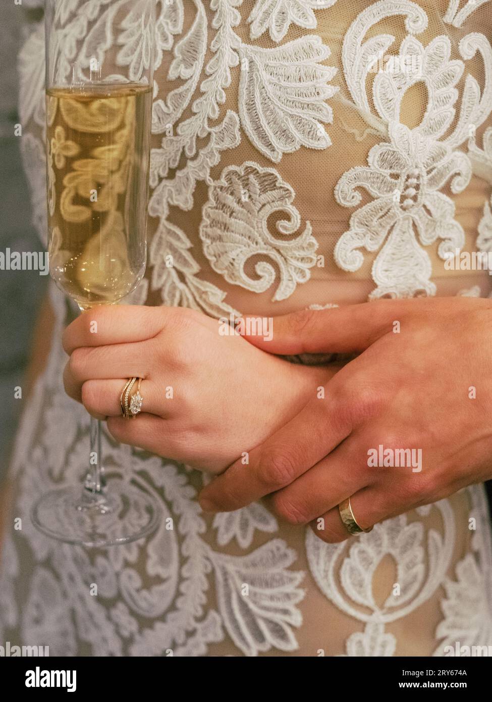 Le mani degli sposi e degli sposi con gioielli nuziali, sposa che tiene cham Foto Stock