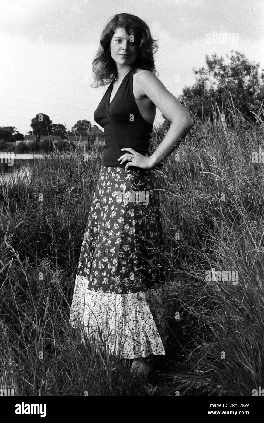 Giovane donna britannica anni '1970 che modella un abito fatto in casa che ha fatto da sola. Staffordshire Inghilterra 1973. HOMER SYKES Foto Stock