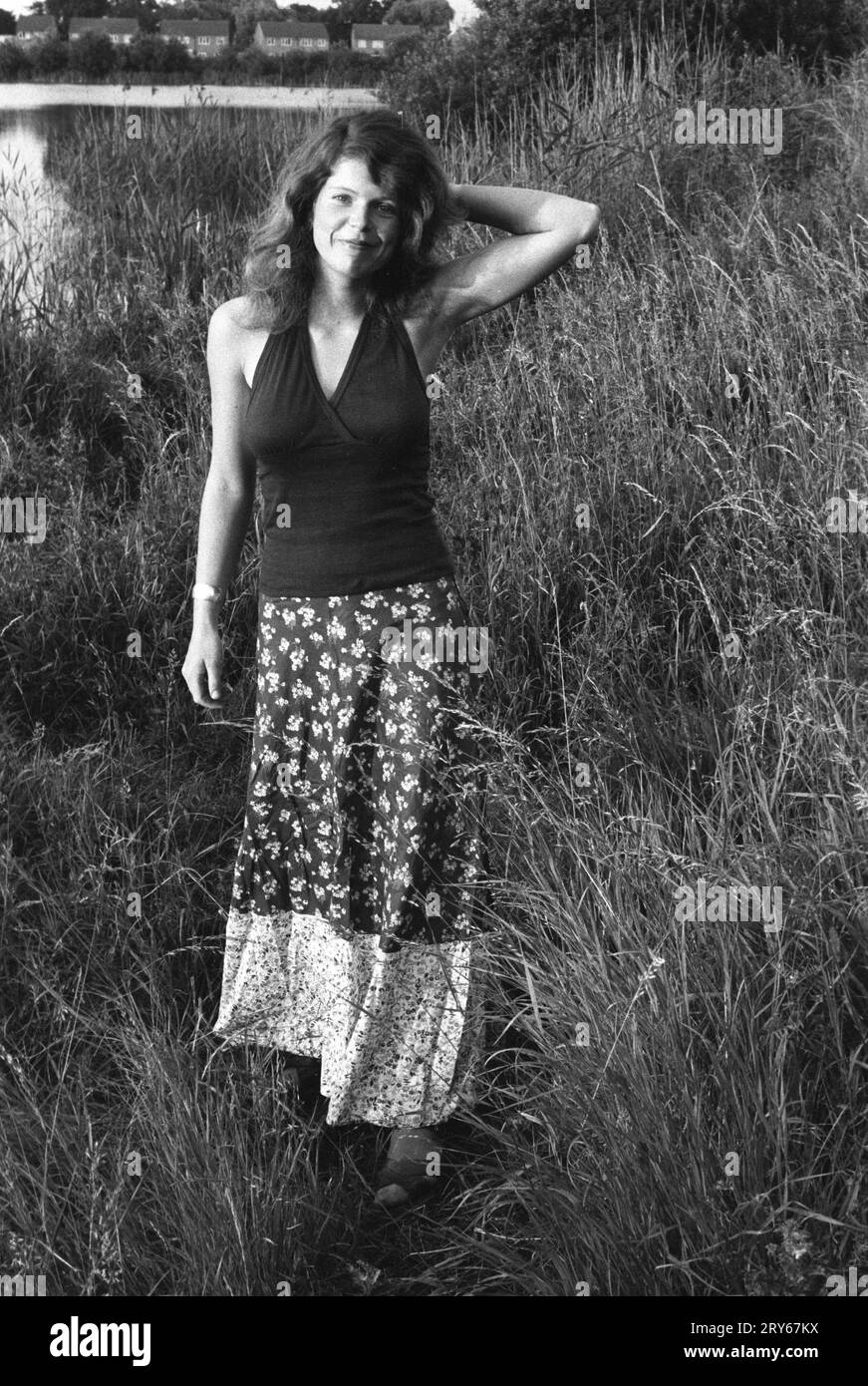 Una giovane donna del 1970 nel Regno Unito che modella un abito fatto in casa. Staffordshire Inghilterra 1973 Foto Stock