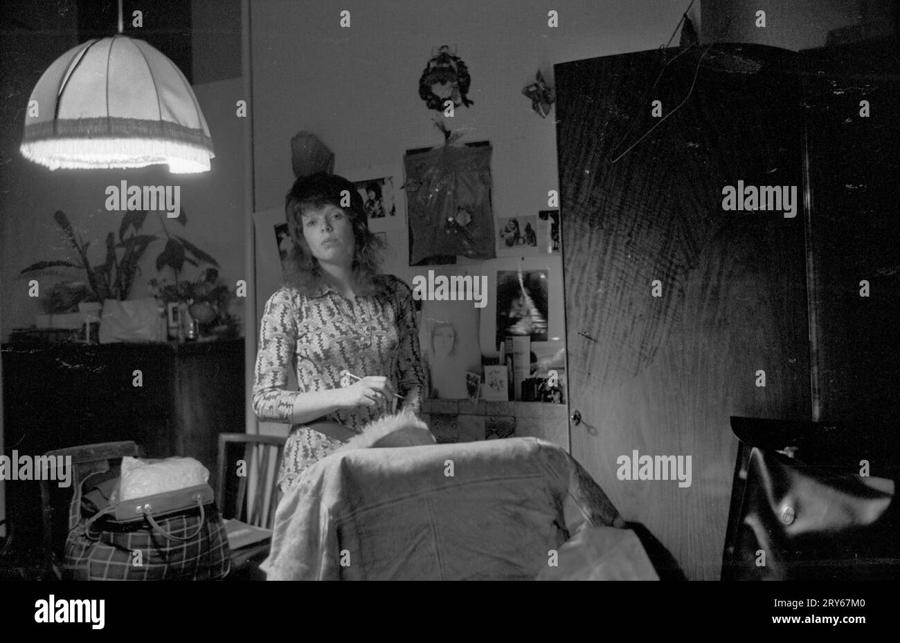 Giovane donna 1970s Londra una studentessa che vive in un alloggio economico. 1971 Westbourne Grove, Londra Regno Unito. HOMER SYKES Foto Stock