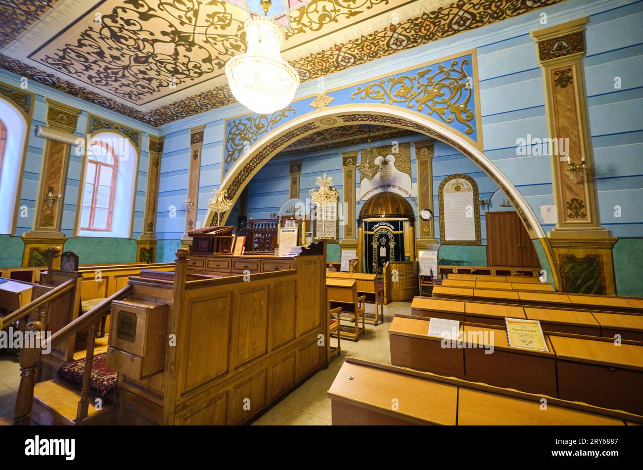 Vista interna della sala di preghiera principale, guardando verso l'Arca Santa, titolare delle Scritture della Torah. Presso la grande sinagoga ebraica di mattoni rossi a Tbilisi Foto Stock