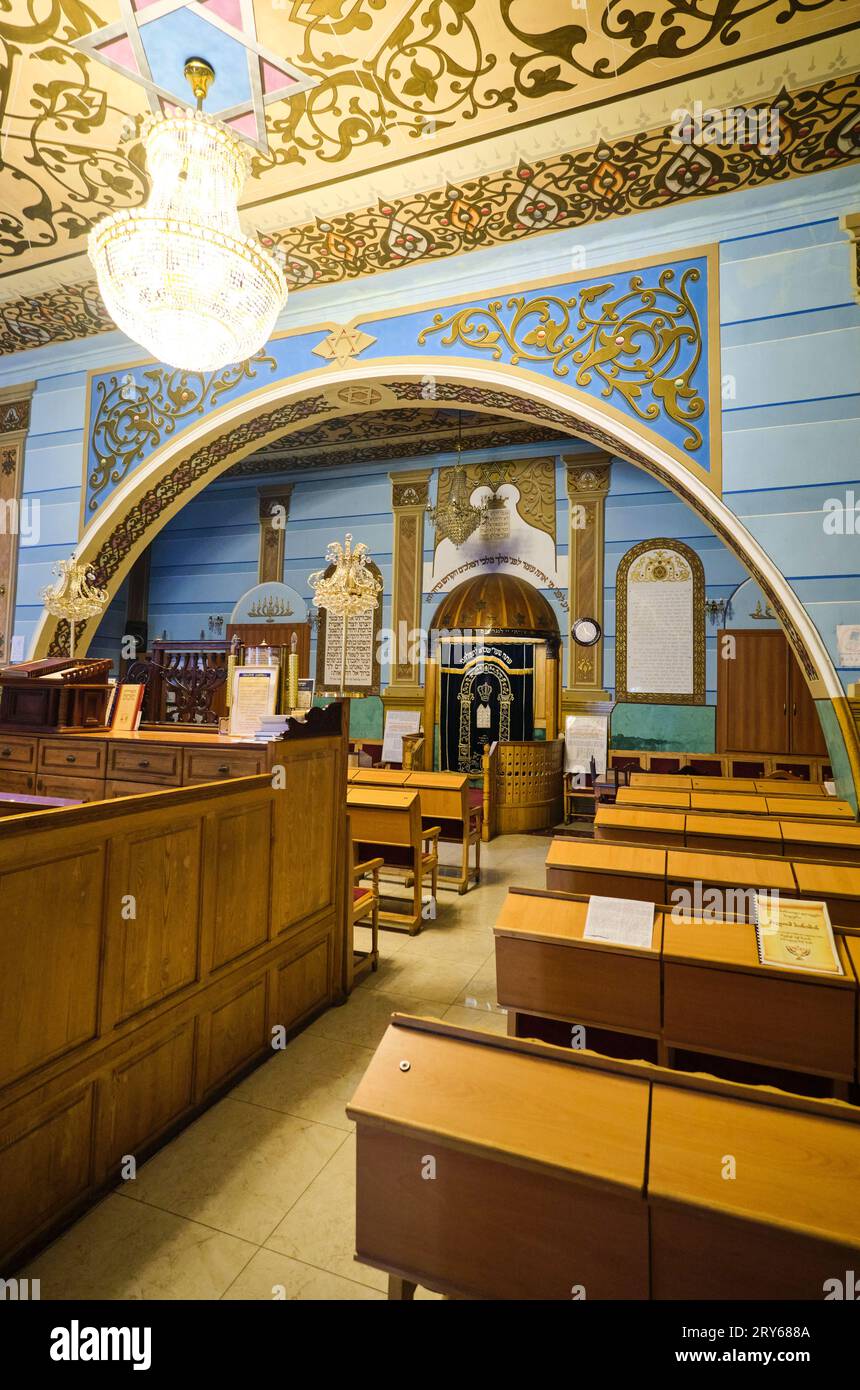 Vista interna della sala di preghiera principale, guardando verso l'Arca Santa, titolare delle Scritture della Torah. Presso la grande sinagoga ebraica di mattoni rossi a Tbilisi Foto Stock