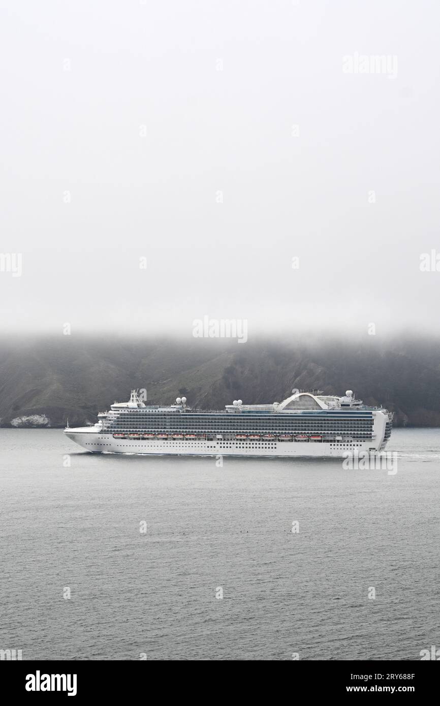 nave da crociera vicino alle montagne con nebbia. spazio vuoto per il testo Foto Stock