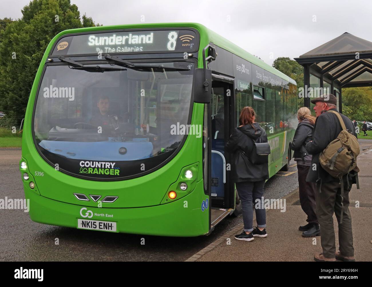 Passeggeri a bordo di GoNorthEast Country Ranger Wright StreetLite DF, servizio autobus linea 8 Sunderland Foto Stock