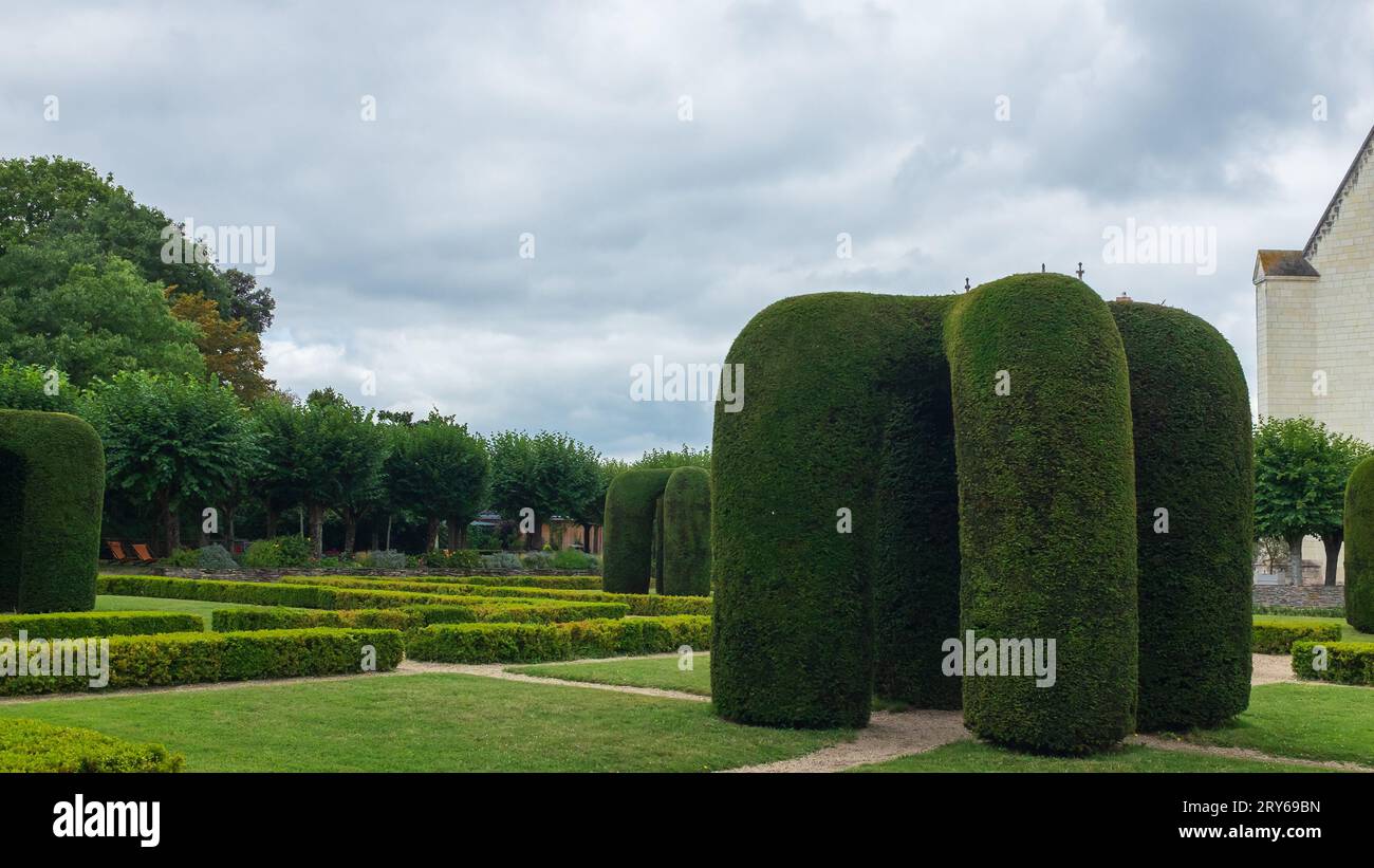 Angers, Francia, 2023. I parterres e gli arbours topiari creati artisticamente nel giardino formale del château d'Angers Foto Stock