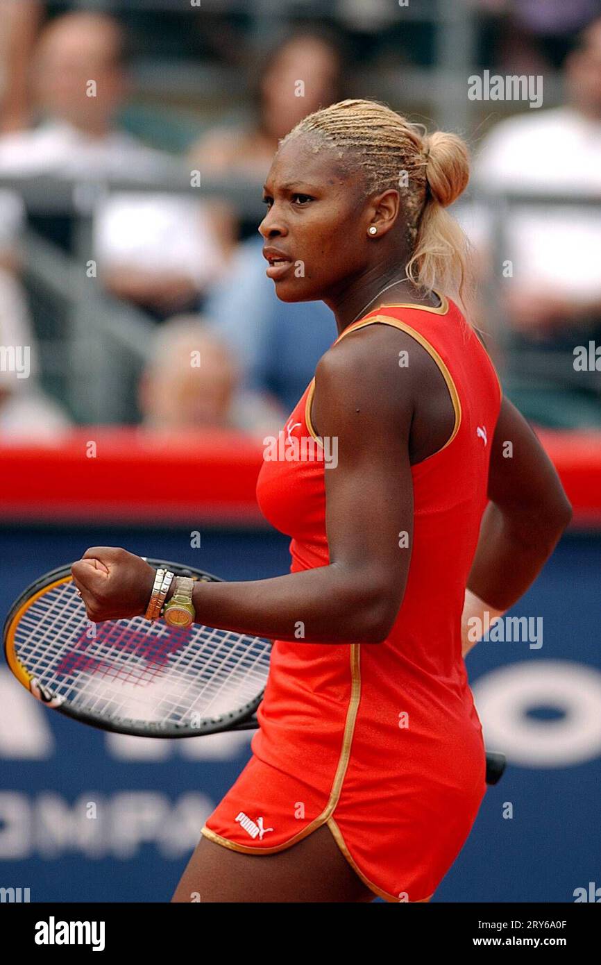 Bildnummer: 00541404 Datum: 12.05.2002 Copyright: imago/Garcia Serena Williams (USA) ballt entschlossen die Faust; finale, Endspiel, Vdig, hoch, Close, Jubel, jubeln, Entschlossenheit, Gestik, profil, Eurocard Ladies German Open 2002, WTA-Tour, Sand, Sandplatz, Sandplatztennis, Sandplatzturnier, Berlin Hundekehle Tennis Damen Einzel Deutschland Einzelbild Optimistisch Aktion Personen Foto Stock