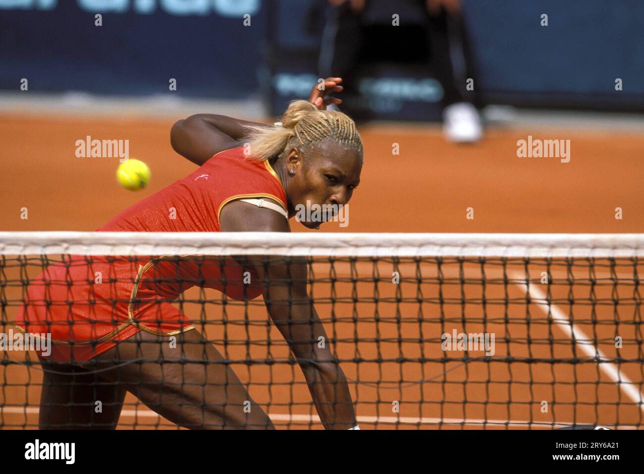 Bildnummer: 00663889 Datum: 12.05.2002 Copyright: imago/camera 4 Serena Williams (USA) - Rückhandvolley; Vdia, quer, Rückhand, Ball, Flugball, Volley, Netzangriff Eurocard Ladies German Open 2002, WTA-Tour, Sand, Sandplatz, Sandplatztennis, Sandplatzturnier Berlin Hundekehle Dynamik, Tennis Damen Einzel Deutschland Einzelbild Aktion Personen Foto Stock