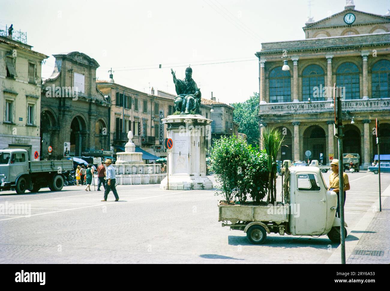 Fontana 1543 e statua di Paulo Burchesio, Piazza Cavour, Rimini, regione Emilia-Romagna, Italia 1969 Foto Stock