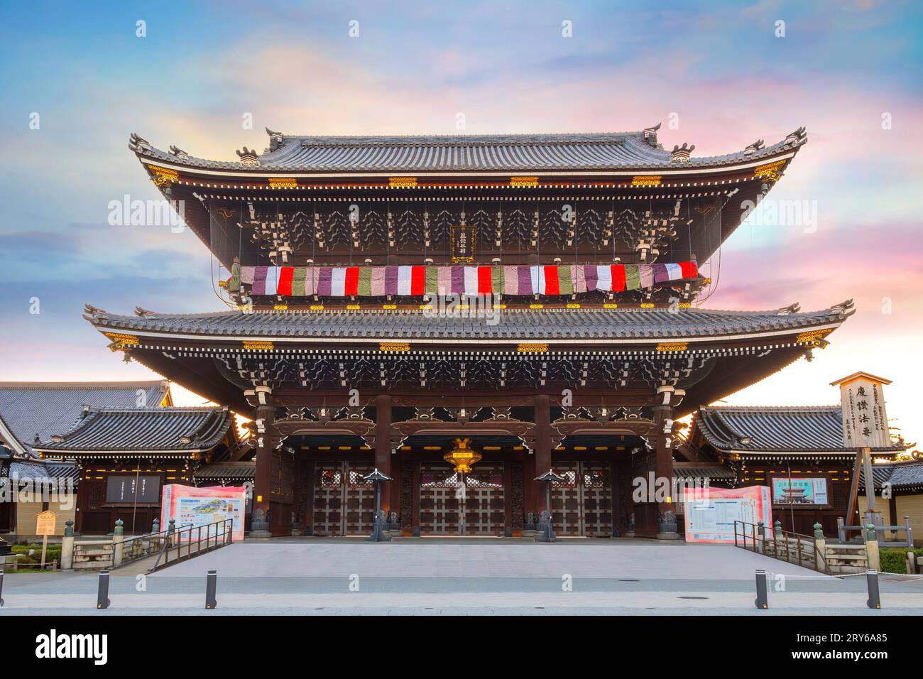 Kyoto, Giappone - marzo 28 2023: Tempio Higashi Honganji situato al centro di Kyoto, una delle due sotto-sette dominanti del Buddhismo Shin in in Giappone e dell'abr Foto Stock